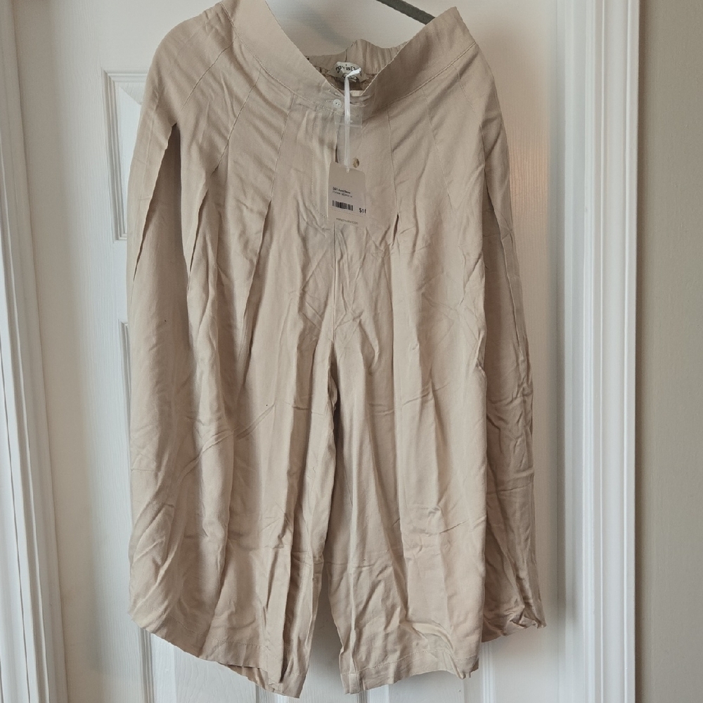 DAVI & DANI Beige Wide-Leg Pull-On Short Pants/Culottes